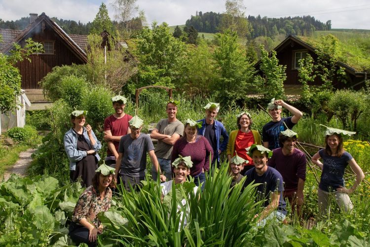 Teamfoto hinten stehend von: Roland Kernen, Adriano Lardo, Praktikant Yanek, Gabriela Jaussi, Nadia Signer, Joël Wieser, Lukas Obrecht, Martin Gattiker, Juliane Seyfert; Sitzend von links nach rechts: Stephan Mezger, Tabea Ulrich, Simon Schmid, Kevin Hess